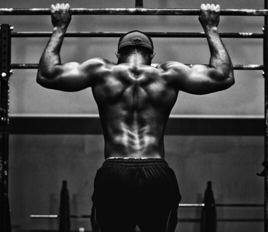 피트니스 목표와 식단 계획: 성공적인 다이어트 전략 grayscale photo of man working out