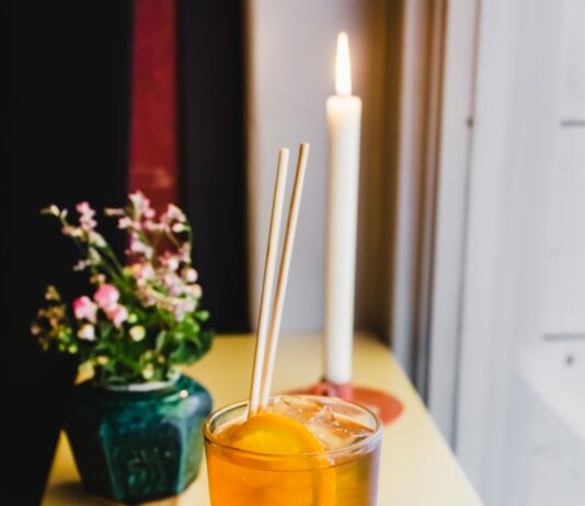 비타민과 미네랄: 필수 영양소의 역할 lemonade in glass on the table