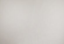 운동으로 체중 감량과 신체 회복 동시 달성 person's left hand wrapped by tape measure