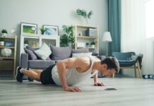 간단한 집에서 하는 운동법, 시간 없어도 건강 챙기기 a man is doing push ups on the floor