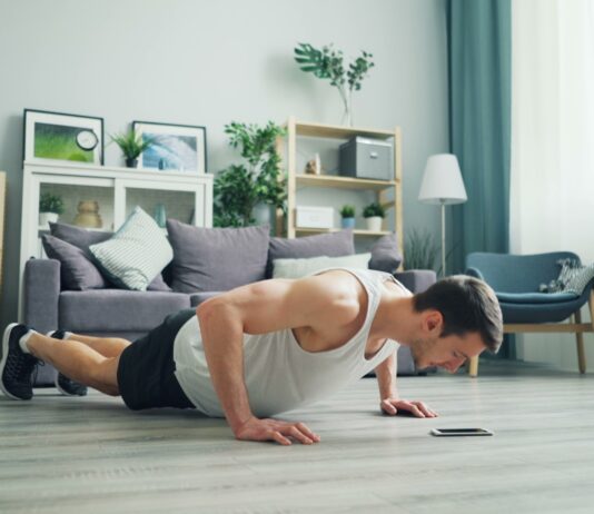간단한 집에서 하는 운동법, 시간 없어도 건강 챙기기 a man is doing push ups on the floor