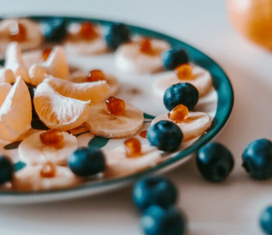 피로 회복을 위한 영양소와 운동 루틴 sliced of orange fruit on white and blue ceramic plate