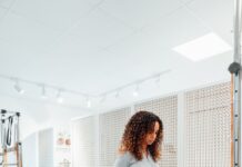 필라테스와 근력 운동의 효과적인 병행법 a woman on a treadmill in a gym
