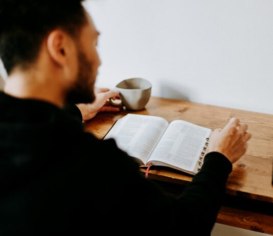 겨울철 스트레스를 줄이는 실내 활동 추천 man in black long sleeve shirt writing on white paper