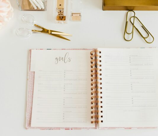 체중 감량을 위한 목표 설정법 scissors and two paper clips beside opened spiral notebook