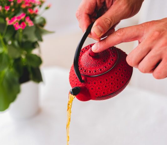 겨울철 건강 유지의 핵심, 수분 섭취의 중요성 person pouring red liquid on white ceramic teacup