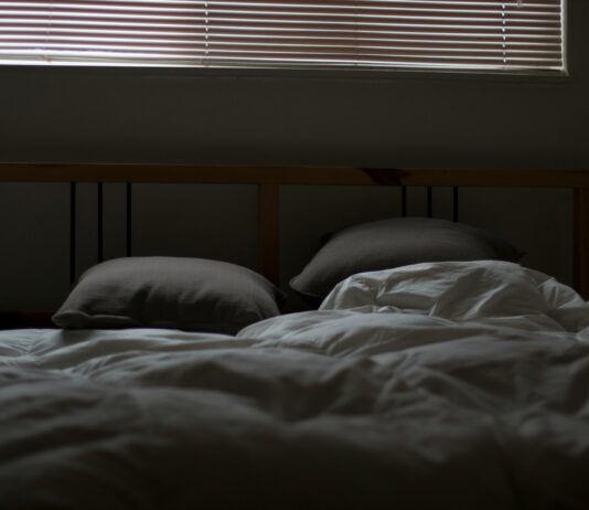 생체리듬과 면역력: 건강한 수면의 중요성 empty white and gray bed set