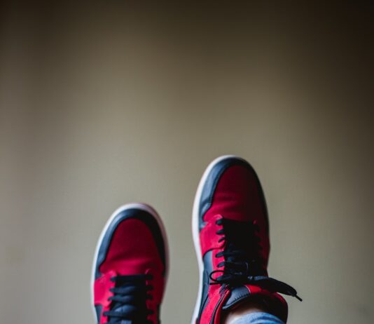 골다공증 예방: 뼈 건강을 위한 식이요법 shallow focus photography of red-and-black shoes