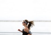 운동을 즐겁게 만드는 팁: 지루하지 않게 꾸준히 하기 woman running wearing armband