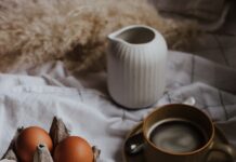 바쁜 아침 간단하고 영양적으로 먹을 수 있는 식단 three eggs on white ceramic plate beside brown ceramic mug