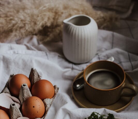 바쁜 아침 간단하고 영양적으로 먹을 수 있는 식단 three eggs on white ceramic plate beside brown ceramic mug