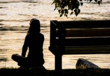 우리의 정신적 웰빙에 큰 영향을 주는 기분을 좋게 만드는 음식과 운동 silhouette of person sitting on bench near body of water during daytime
