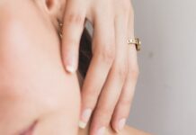 밤샘 후 붓기와 피로를 푸는 아침 루틴 woman wearing black scoop neck top