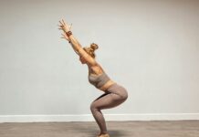 “한 자세로 오래 앉아 있는 게 이렇게 무섭습니다”…자세 고정이 만든 전신 불균형 a woman doing a yoga pose on a wooden floor