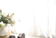 “몸은 피곤한데 잠은 안 와요”… 디지털 디톡스로 뇌를 쉬게 하세요 woman sleeping on bed beside book