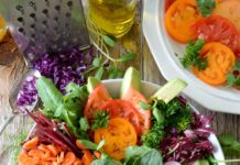 식단 개선을 통한 건강 증진: 현실적이고 효과적인 방법 close-up photo of vegetable salad