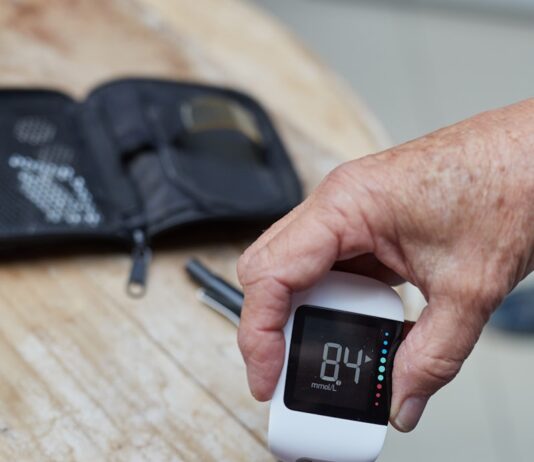 “식사 후에 졸려요”… 혈당 스파이크가 일으키는 숨은 위험 a person holding a gluco-meter.