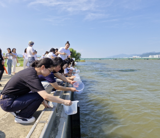 낙동강 하구에 어린 동남참게 10만 마리 방류, 청년세대 동참