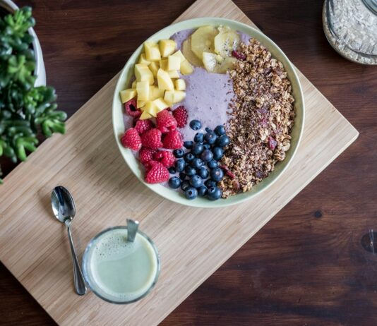 체중 관리부터 면역력 증진까지, 몸을 건강하게 해주는 식단 구성 flat lay photography of fruits on plate