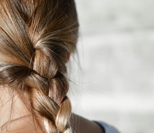 건강한 모발을 위한 생활습관과 관리법 woman with braid hair