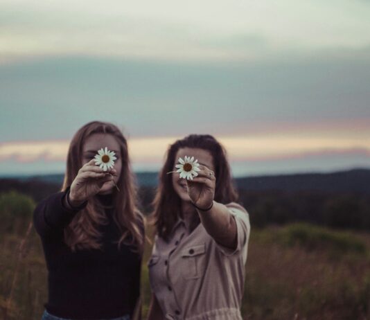 여성 건강관리, 일상 속 실천이 미래를 바꾼다 two women holding flowers