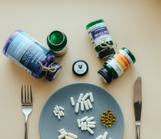 건강기능식품 부작용 보고 잇따라… 관리·감독 강화 요구 a plate of food and drinks