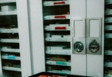 올바른 식단이 건강을 좌우한다…균형 잡힌 식생활의 중요성 Shoes and materials are set on a work cart.