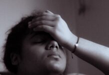 “나만 이런가요?”…만성피로, ‘과로사회’의 경고등에서 건강관리 트렌드로 a black and white photo of a woman sitting on a couch