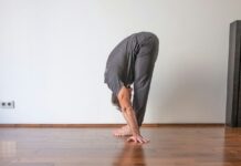 “대체요법, 나만의 건강 루틴 속으로…실생활 활용법 주목” a man doing a handstand on a hard wood floor