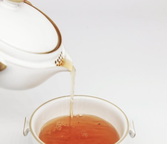 일상 속에서 자연스럽게 실천하는 대체요법, 건강 트렌드로 자리잡다 tea pours into white teacup