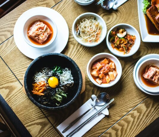 “하루 한 끼, 건강하게 채식 즐기기…쉽게 시작하는 플렉시테리언 라이프” multiple dishes field bowls on table