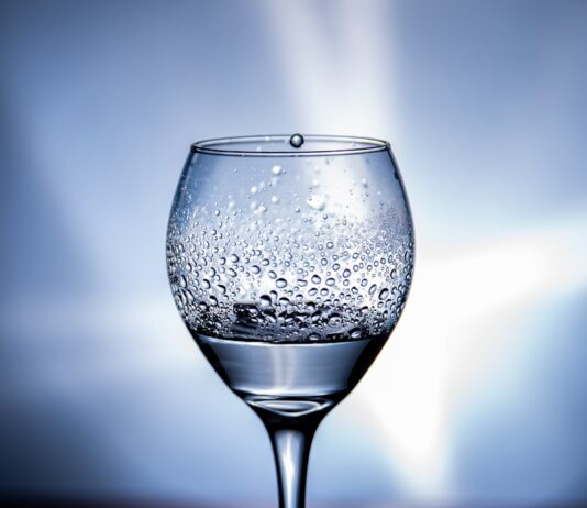 아침 공복의 첫 입, 보약이 될 것인가 독이 될 것인가 clear wine glass with water