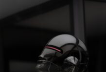 “AI와 함께하는 건강 관리, 일상에 스며드는 새로운 습관” black and white robot illustration