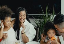 ‘마음챙김 식사’, 우리집 식탁에 새바람…작은 습관이 건강 바꾼다 woman in white sleeveless dress sitting beside woman in white sleeveless dress