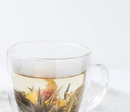 일상 속 대체요법, 건강을 위한 새로운 습관으로 자리 잡다 photo of clear glass mug