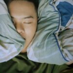 수면, 건강과 활력의 기본… 내 생활에 맞는 새로운 수면 루틴 찾기 baby in blue and white stripe onesie