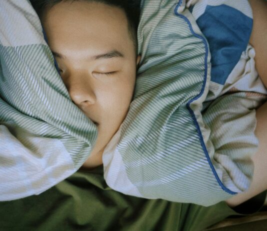 수면, 건강과 활력의 기본… 내 생활에 맞는 새로운 수면 루틴 찾기 baby in blue and white stripe onesie