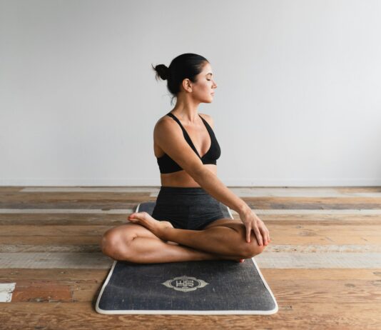 “근육 건강, 일상 속 소소한 변화로 지킨다” woman performing yoga