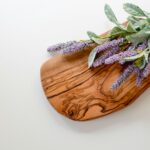 ‘수면 혁명’… 잘 자야 잘 산다! 현대인의 건강을 위한 새로운 수면 루틴 green and purple leaves on brown wooden chopping board