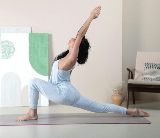 가동성(Mobility): 늘어나는 근육에 ‘조종 키’를 달아라 a woman doing a yoga pose in a room