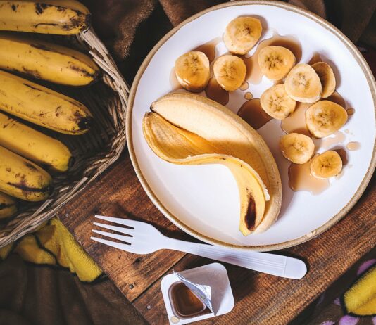 바쁜 일상 속 건강 챙기기, 요즘 식단 트렌드와 실천법 sliced ripe banana on round white ceramic plate