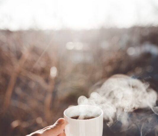 만성피로, 현대인의 숨은 적… 생활습관 바꿔 활력 찾기 person holding white ceramic cup with hot coffee