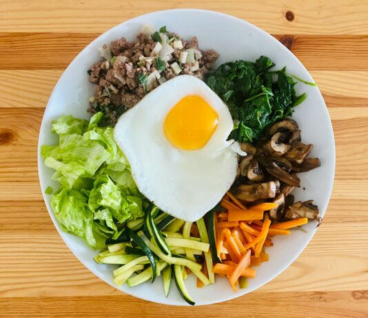 “나만의 건강한 식단, 작게 시작해 크게 실천하기” egg on white ceramic plate
