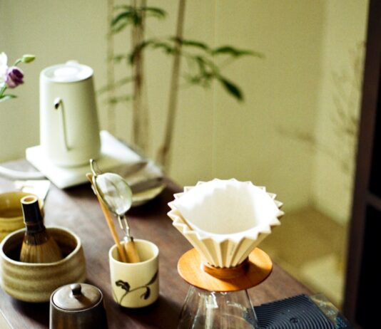 “바쁜 일상 속 ‘슬리포노믹스’ 열풍…똑똑하게 잠드는 생활 루틴이 뜬다” Various tea ceremony utensils arranged on a wooden table.