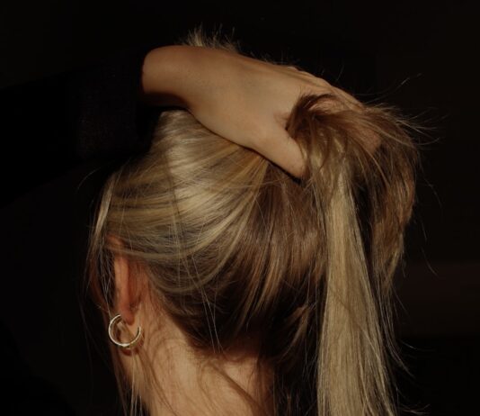 건강한 두피와 머릿결, 꾸준한 생활 습관 관리가 답이다 a woman with her hair in a bun