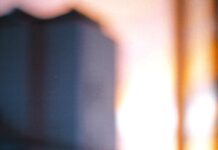 “마음이 더 건강해지는 아침 루틴, 꾸준한 실천이 삶을 바꾼다” a glass of water sitting on a window sill