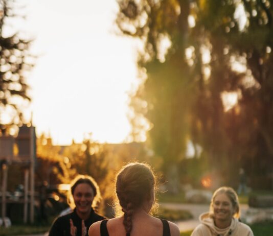 여성 건강, 일상 속 작은 변화에서 시작됩니다 a group of people sitting on top of a lush green field