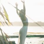 일상 속에서 지키는 정신건강, 새로운 트렌드와 실천법 woman standing near body of water