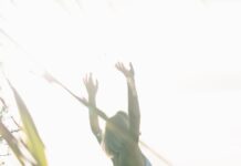 일상 속에서 지키는 정신건강, 새로운 트렌드와 실천법 woman standing near body of water