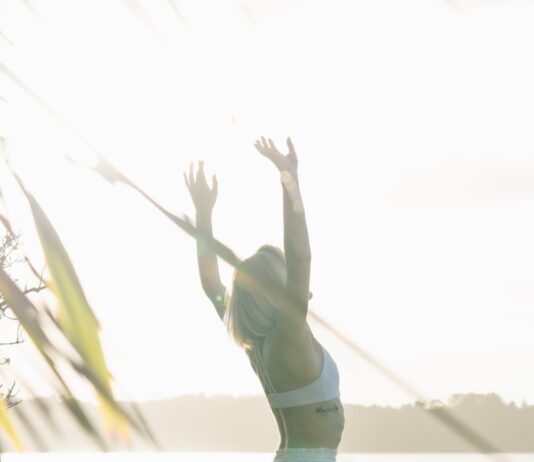 일상 속에서 지키는 정신건강, 새로운 트렌드와 실천법 woman standing near body of water